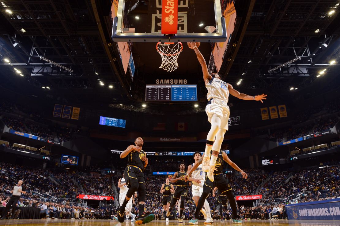 Dinwiddie drives to the basket during the game against the Warriors.