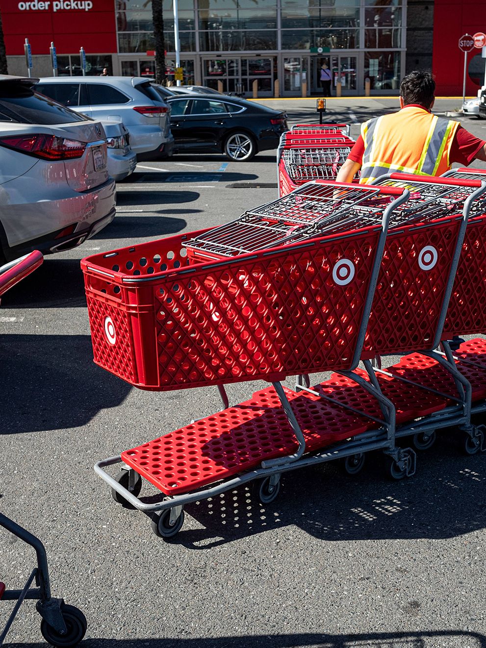 target-boosts-its-starting-pay-for-some-jobs-to-24-an-hour-cnn-business