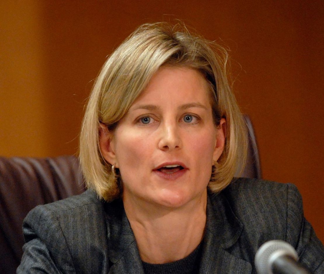 En esta foto de diciembre de 2007, la entonces comisionada Dabney Friedrich habla durante una reunión de la Comisión de Sentencias de Estados Unidos.