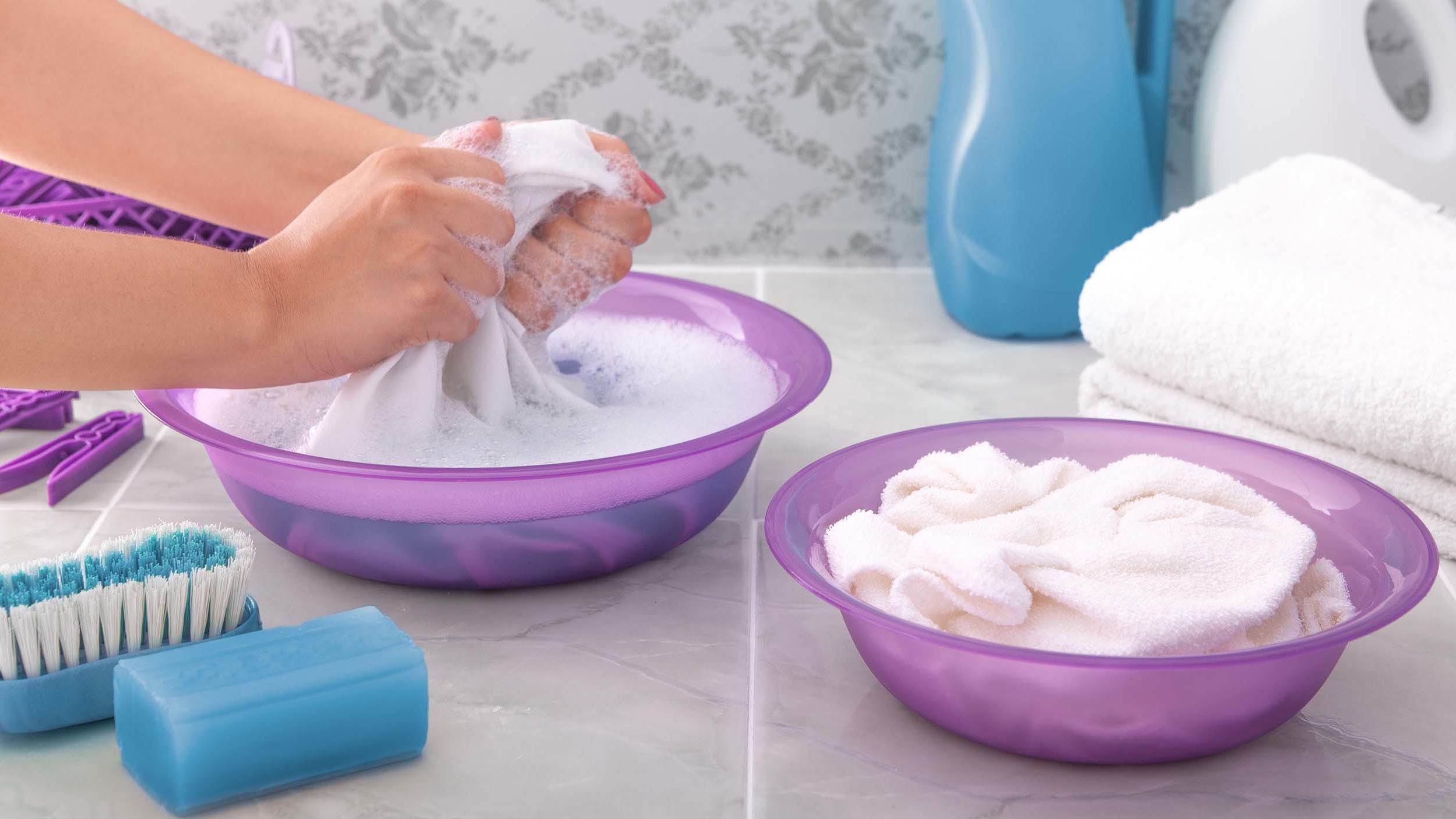 How to hand-wash clothes and 8 items to make it easier