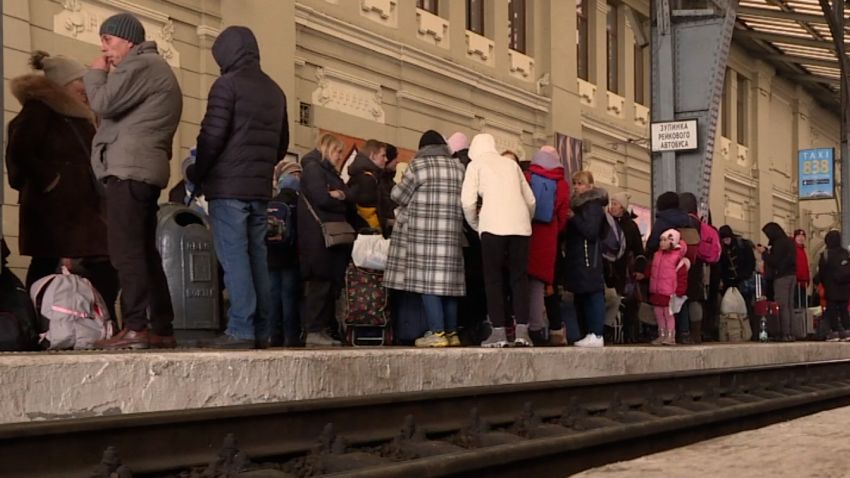 crowded ukraine train station