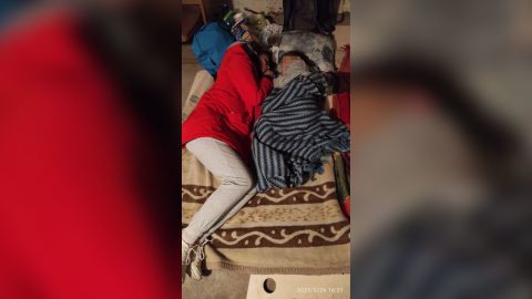 Viktoriya y su familia se preocupan por mantener seguro a su pequeño hijo en casa.  (La imagen del niño se ha difuminado para proteger su identidad).