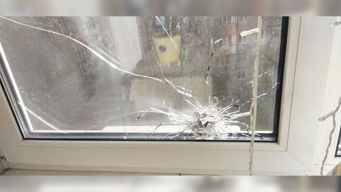 Viktoriya le dijo a CNN que las balas perforaron dos ventanas en el departamento de su familia mientras pasaban la noche en un refugio. 