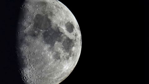 Crateras de impacto podem ser vistas na superfície lunar.
