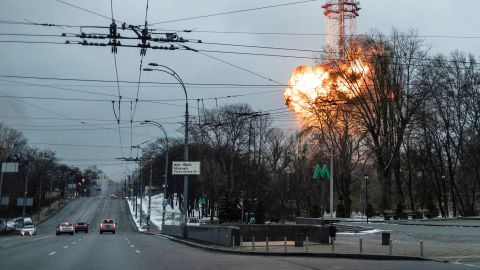 Se ve una explosión en la torre de televisión, en medio de la invasión rusa de Ucrania, en Kiev, Ucrania, el 1 de marzo de 2022.