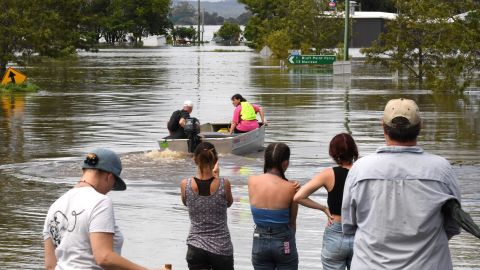 Moradores ficam em uma rua inundada no subúrbio de Lawrence, a cerca de 70 quilômetros da cidade fronteiriça de Lismore, em Nova Gales do Sul, em 1º de março de 2022. 