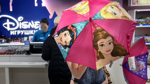 Um comprador abre um guarda-chuva com Princesas da Disney na Central Children's Store na Praça Lubyanka, Moscou em 2017.