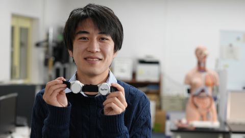 Masaki Takeuchi a commencé à concevoir le prototype de larynx artificiel, Syrinx, en 2019.