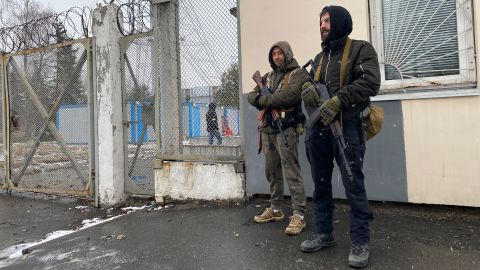 Roman (L) y Rostislav se encargan del puesto de guardia fuera de la torre de televisión el 2 de marzo.