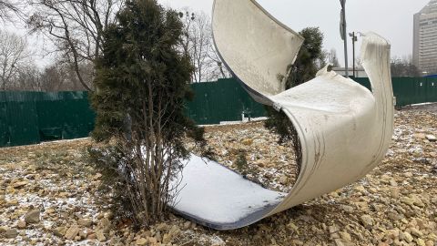Se muestran escombros alrededor de la torre de televisión de Kiev que fue atacada por ataques rusos el 2 de marzo, el día después del ataque.