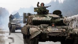 Ukrainian servicemen tanks 022522