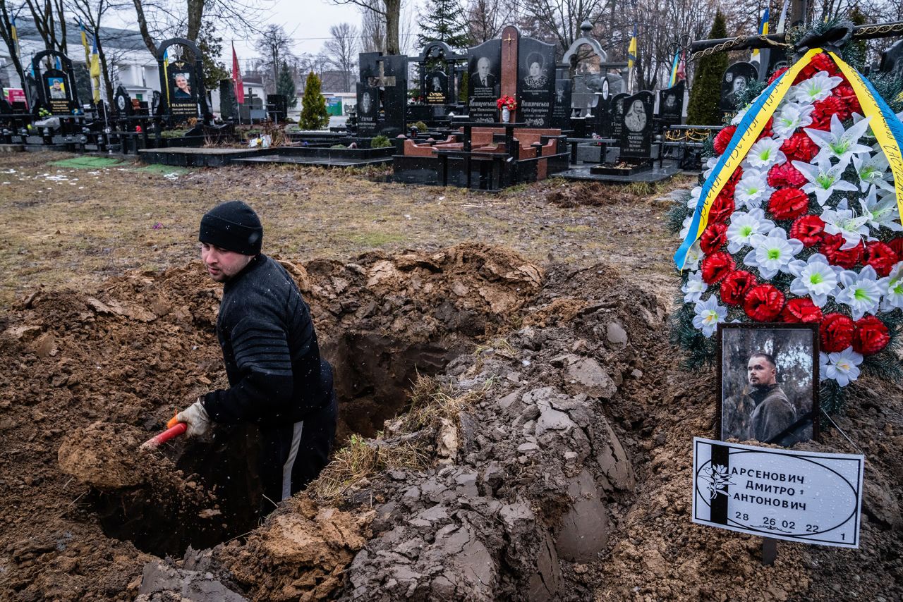 A cemetery worker digs graves for Ukrainian soldiers in Kyiv on March 3.  Zelensky says Russia waging war so Putin can stay in power &#8216;until the end of his life&#8217; w 1280