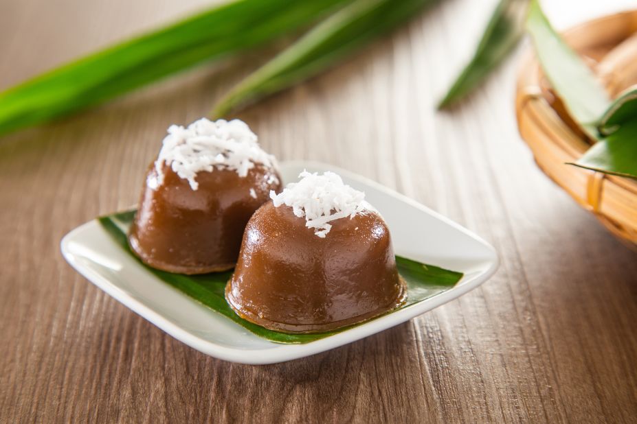 <strong>Kueh ko sui (palm sugar cake):</strong> This dessert is made by combining gula melaka (palm sugar), rice flour, tapioca flour and lye water together. 