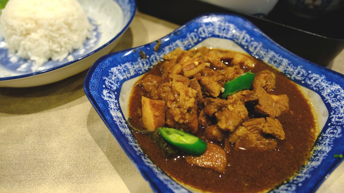 <strong>Babi pongteh (braised pork with fermented soybeans):</strong> Here, pork belly is simmered in a garlic and shallot paste with bamboo shoots.
