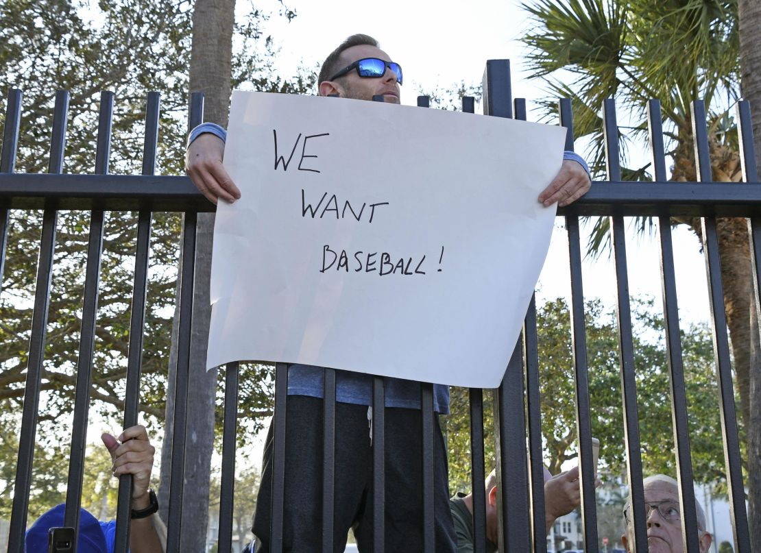 A fan in Jupiter, Florida, protests against a lockout. 