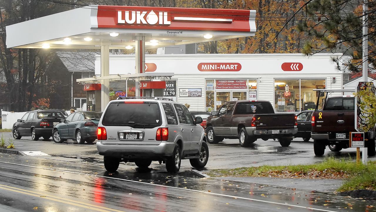 01 lukoil gas station