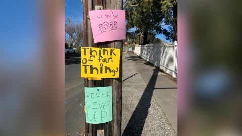 Los volantes promueven mensajes positivos de los estudiantes de la Escuela Primaria West Side en Healdsburg, California.