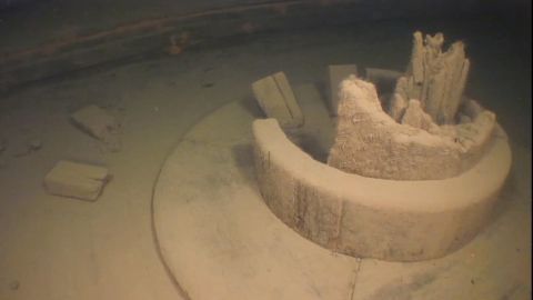 The ship's masts were lost in the storm. The wreck shows where the masts splintered off.