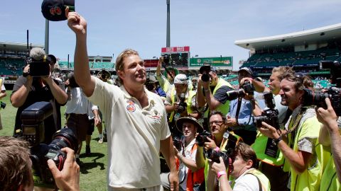 Warne waves to the crowd during the final match of his career in 2007. 