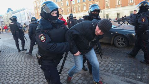 SAINT PETERSBURG, RUSSIA - 2022/03/06: Police Officers detain a protestor during a demonstration against the Russian military operation in Ukraine. (Photo by Stringer/SOPA Images/LightRocket via Getty Images)