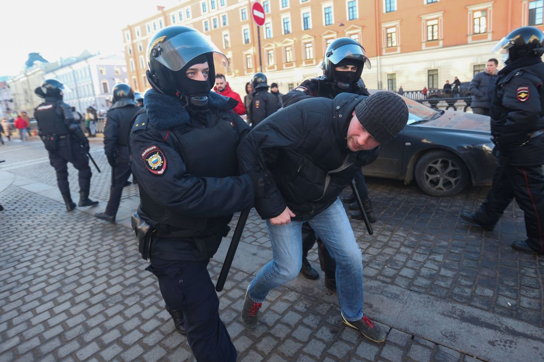 SAINT PETERSBURG, RUSSIA - 2022/03/06: Police Officers detain a protestor during a demonstration against the Russian military operation in Ukraine. (Photo by Stringer/SOPA Images/LightRocket via Getty Images)