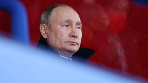 Poetin kijkt toe tijdens de openingsceremonie van de Olympische Winterspelen van 2022 in Peking op 4 februari. 