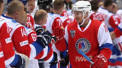 Poetin woont een galawedstrijd van de Night Hockey League-teams bij in de Bolshoy-ijsarena op 10 mei 2017 in Sochi, Rusland. 