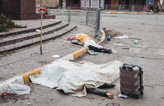 The dead bodies of civilians killed while trying to flee are covered by sheets in Irpin on March 6. CNN determined they were killed in <a href="index.php?page=&url=https%3A%2F%2Fwww.cnn.com%2Feurope%2Flive-news%2Fukraine-russia-putin-news-03-06-22%2Fh_df9ab48ad1fad80d3c93045684e45a8b" target="_blank">a Russian military strike.</a>