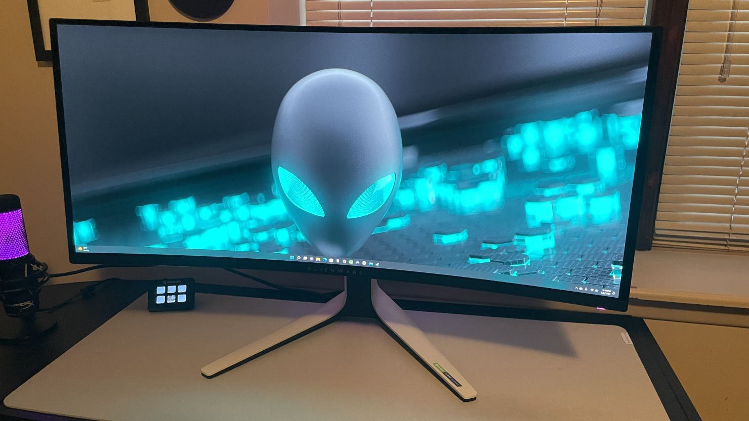 Alienware has new gaming monitors with a built-in headset stand
