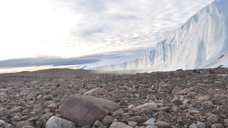 그린란드의 얼음 아래에서 거대한 운석 분화구의 발견은 이전에 생각했던 것보다 훨씬 오래되었습니다