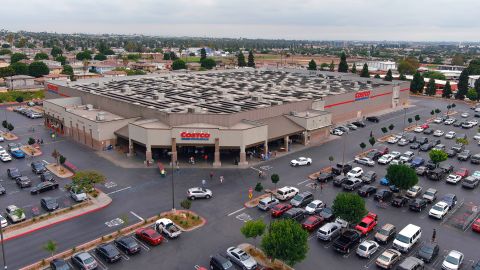 Paneles solares en el techo de una tienda Costco en Inglewood, California, en 2021. Costco le dijo a CNN que 95 tiendas en los Estados Unidos tienen instalaciones solares en el techo.
