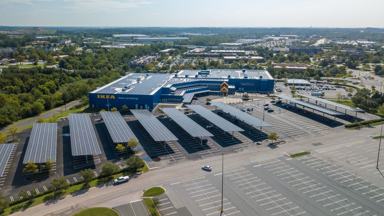 Solar panels on the roof and parking lot of the Baltimore IKEA. Credit: DSD Renewables