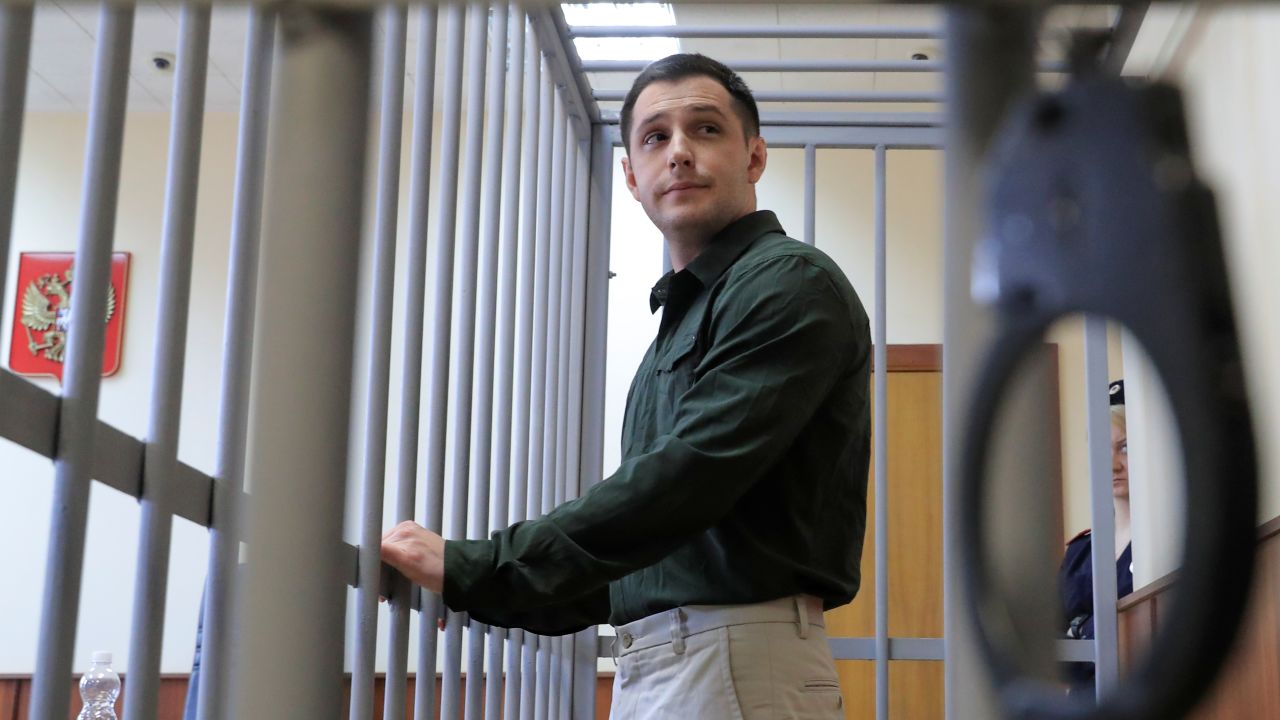 Trevor Reed stands inside a defendants' cage during a 2020 court hearing in Moscow.