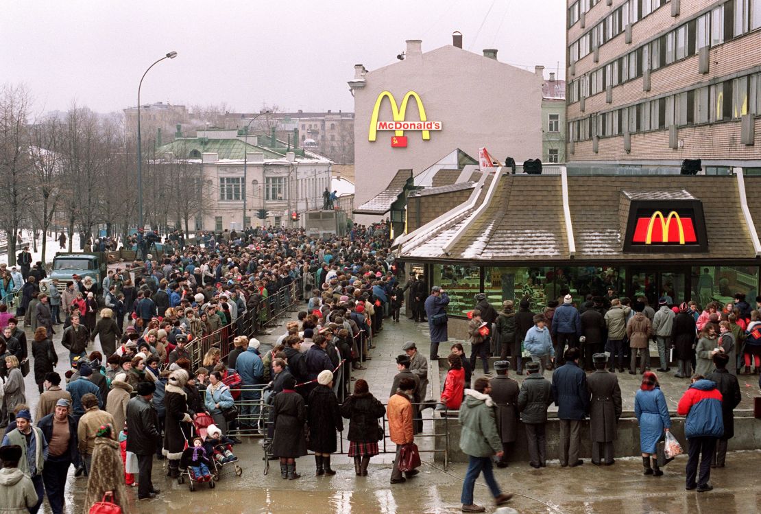 Soviet customers stand in line outside the just opened first McDonald's in the Soviet Union on January 31,1990 at Moscow's Pushkin Square. 