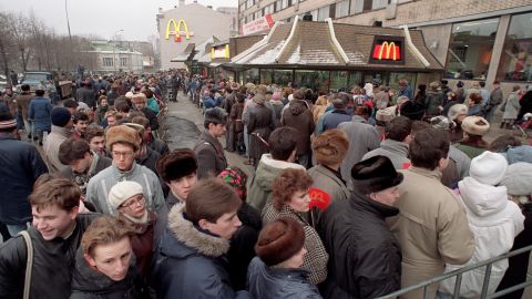Hundreds of people line up around the first McDonald's restaurant in the Soviet Union at Moscow's Pushkin Square, on its opening day.