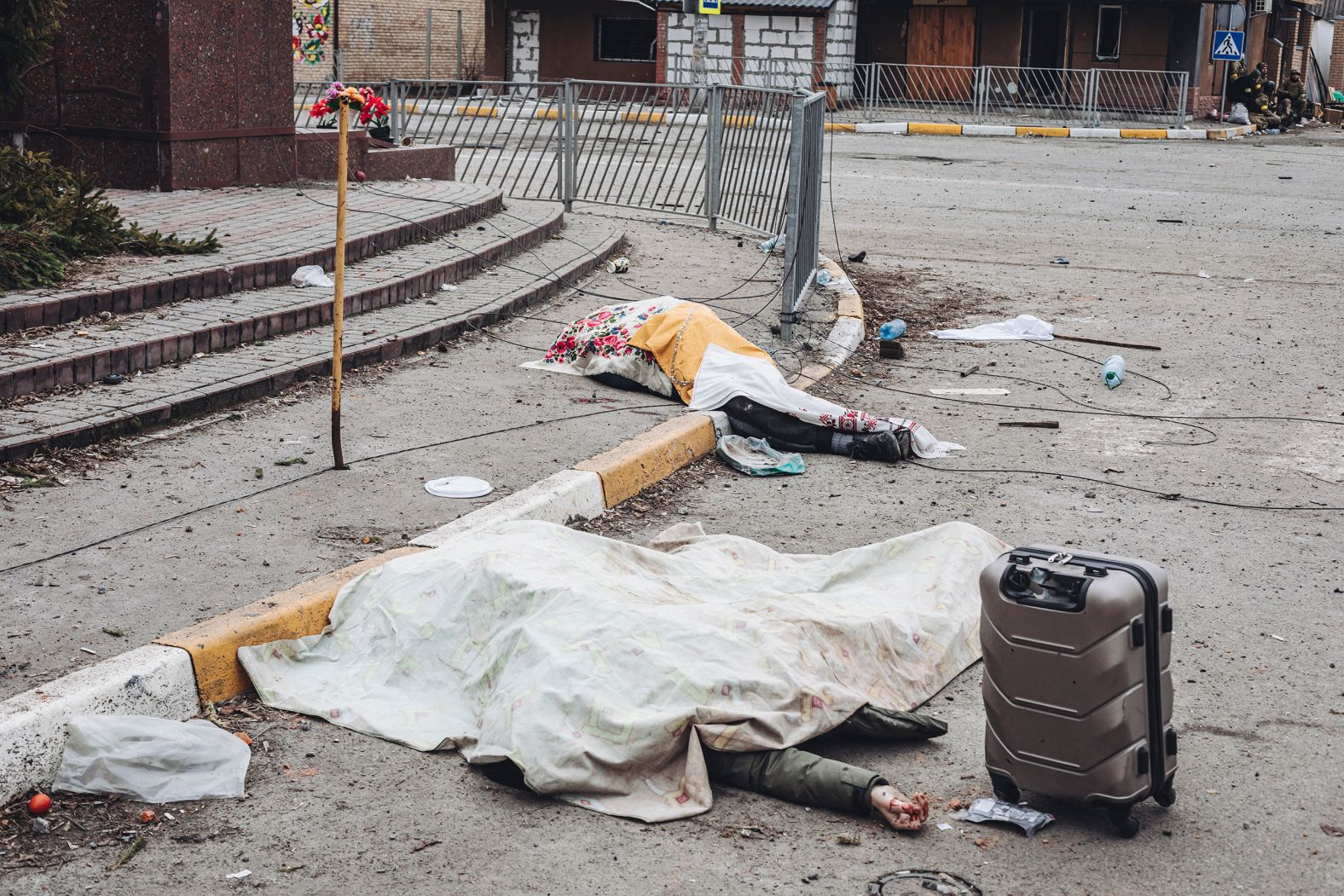 Sheets cover the dead bodies of civilians who were killed while trying to flee Irpin, Ukraine, on Sunday, March 6. CNN determined <a href="index.php?page=&url=https%3A%2F%2Fwww.cnn.com%2Feurope%2Flive-news%2Fukraine-russia-putin-news-03-06-22%2Fh_df9ab48ad1fad80d3c93045684e45a8b" target="_blank">they were killed in a Russian military strike.</a>