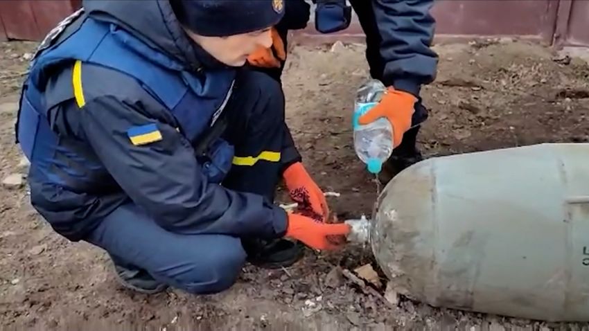 Ukraine Chernihiv bomb diffuse