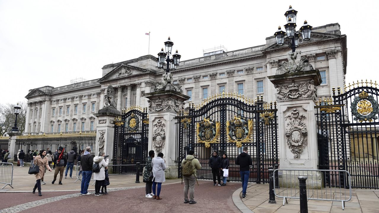 Buckingham Palace continues to attract tourists to its famous gates. 