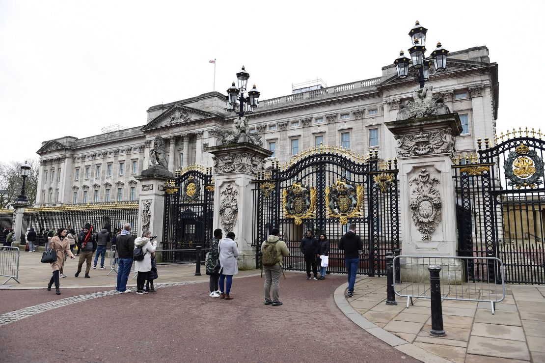 Buckingham Palace continues to attract tourists to its famous gates. 