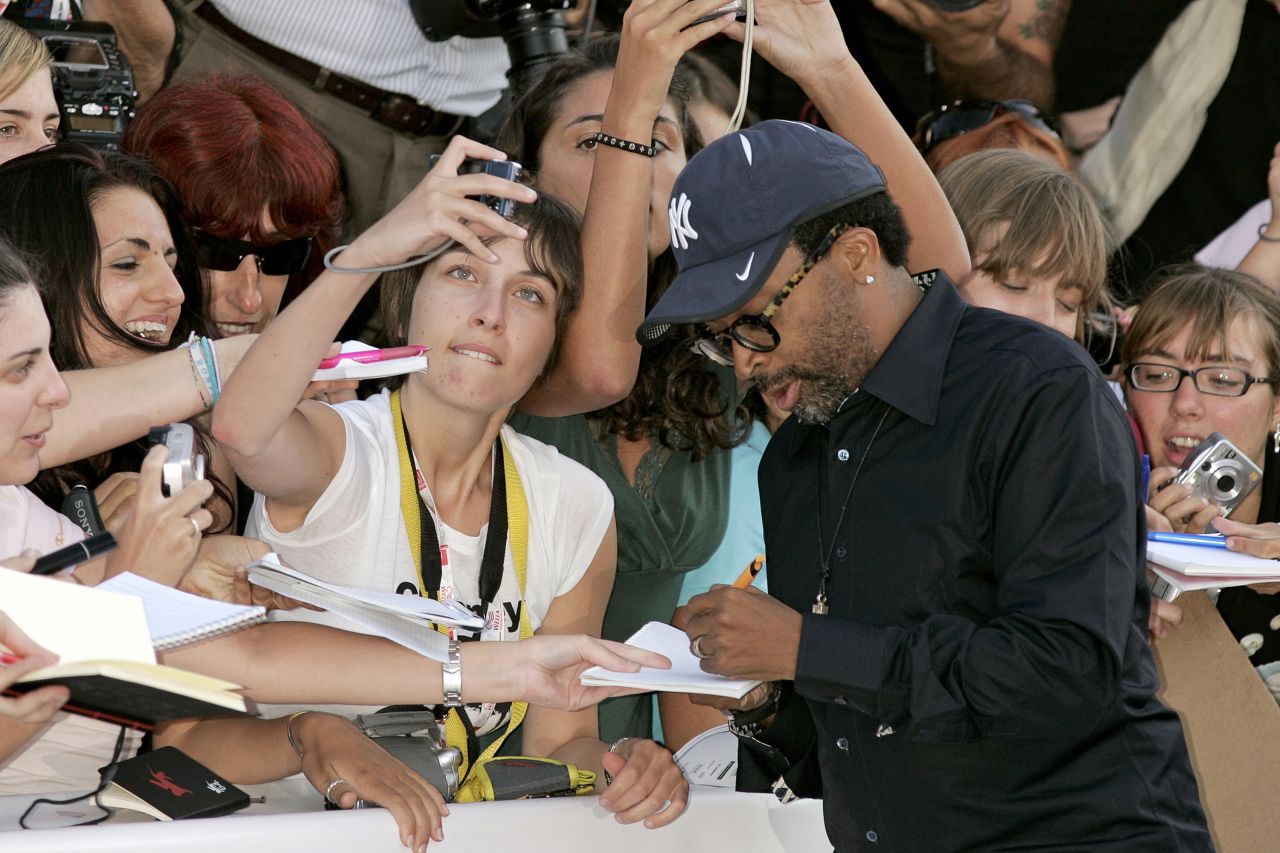Lee signs autographs at the Venice International Film Festival in 2007.