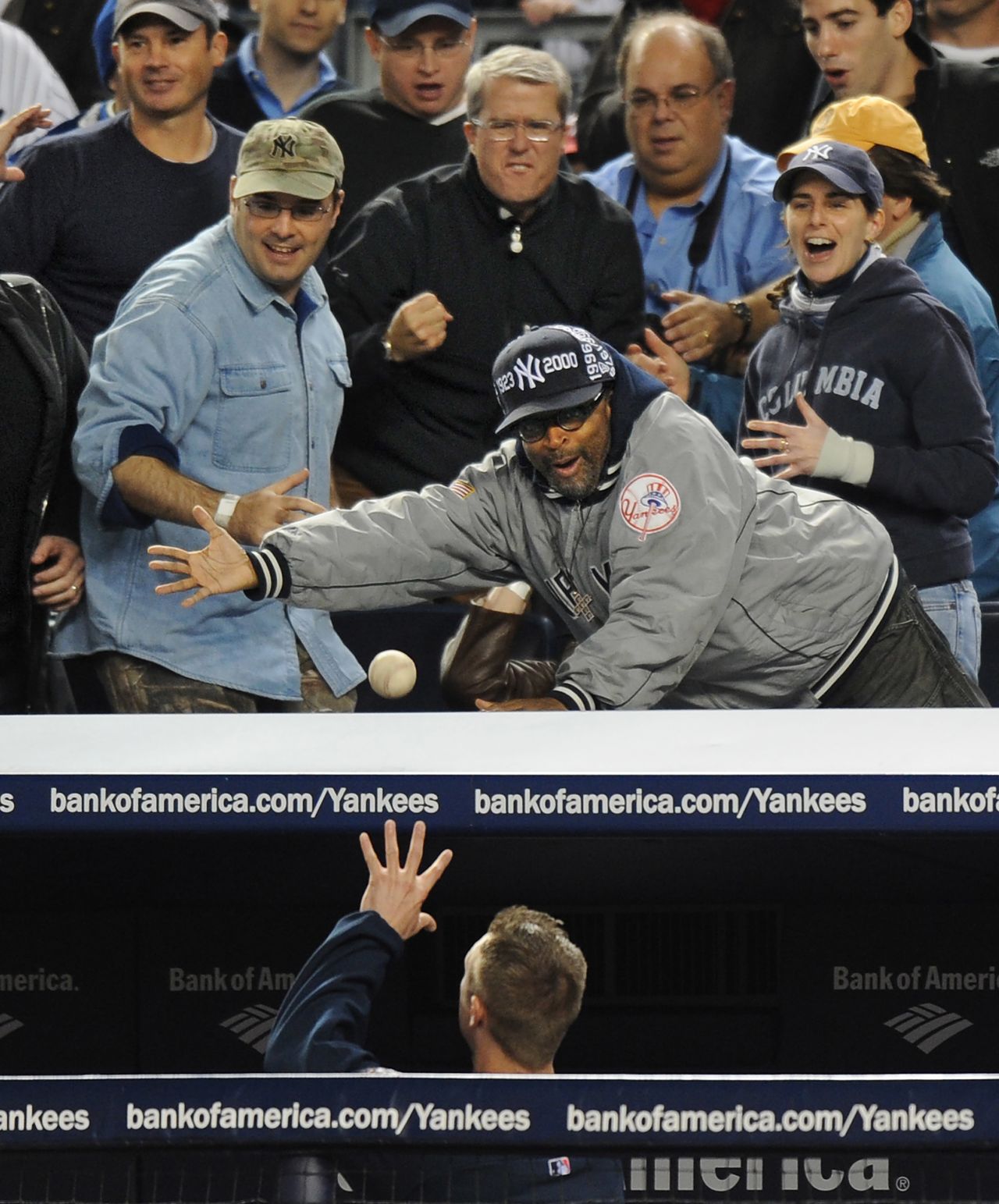 Lee tries to catch a ball during a World Series game in New York in 2009.