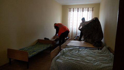 Volunteers in Solotvyno preparing beds, pushed together to make room for new arrivals. 