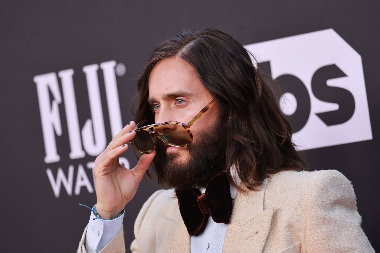 Actor Jared Leto removes his shades on the red carpet.