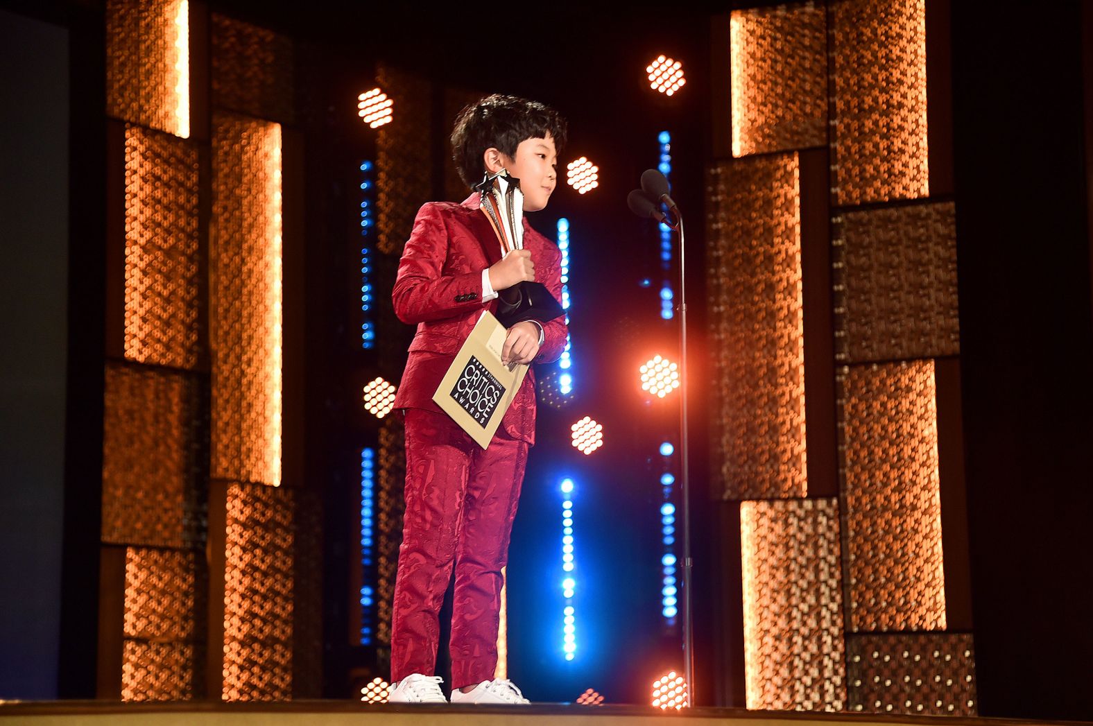 Actor Alan Kim presents an award during the show.