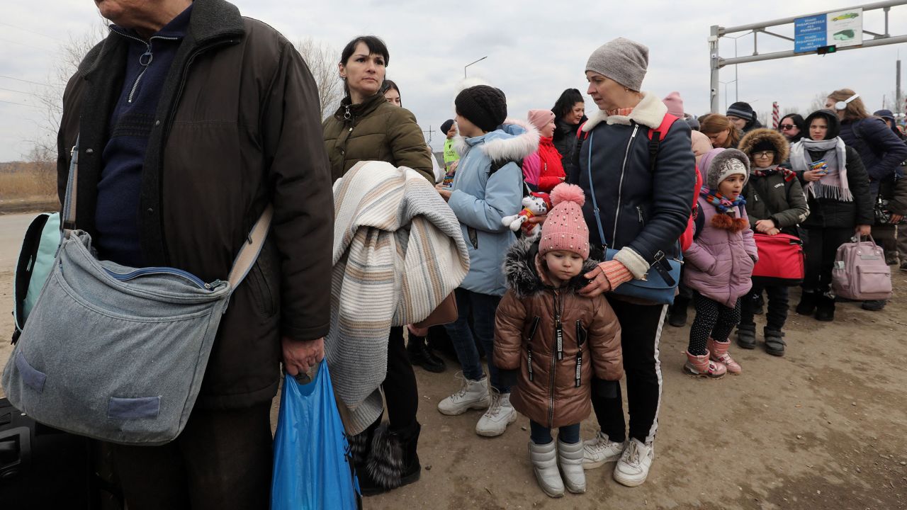 People fleeing the conflict in Ukraine cross the Moldova-Ukraine border checkpoint near the town of Palanca, on March 14, 2022, after Russia' military invasion of Ukraine.