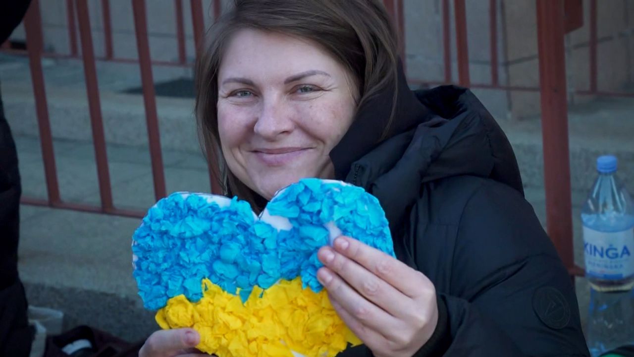 Mariia Halligan holds a paper heart made for her by Polish children as she prepares to return to Ukraine.