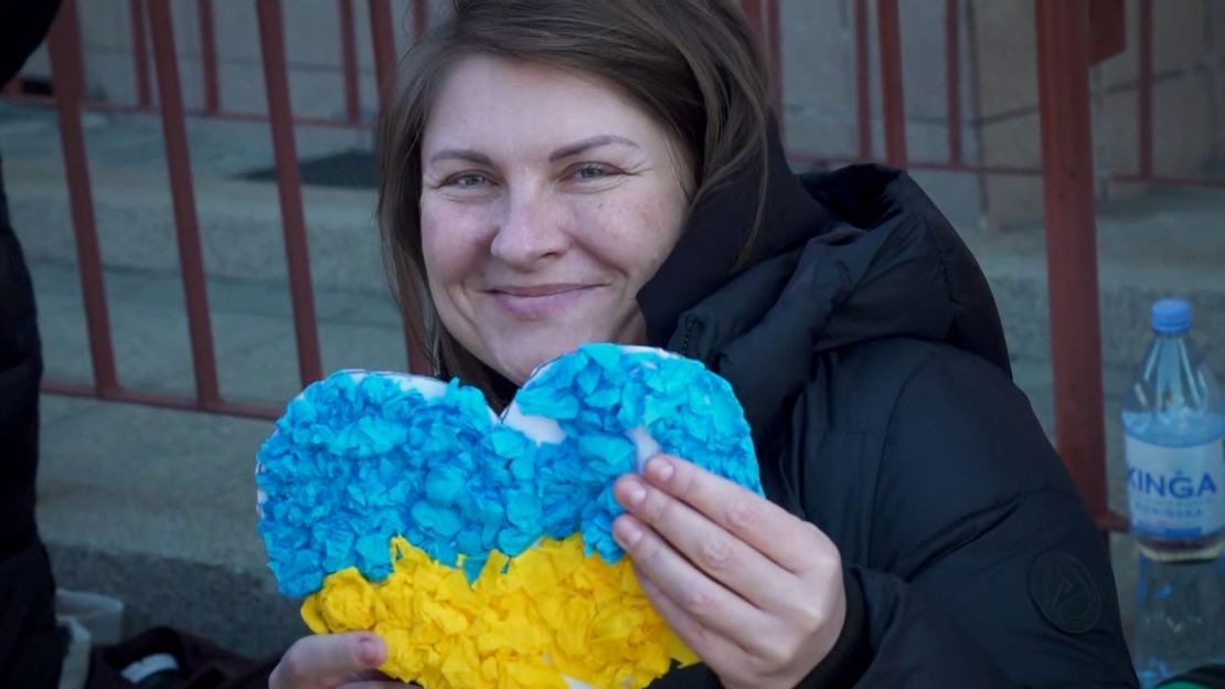 Mariia Halligan holds a paper heart made for her by Polish children as she prepares to return to Ukraine.