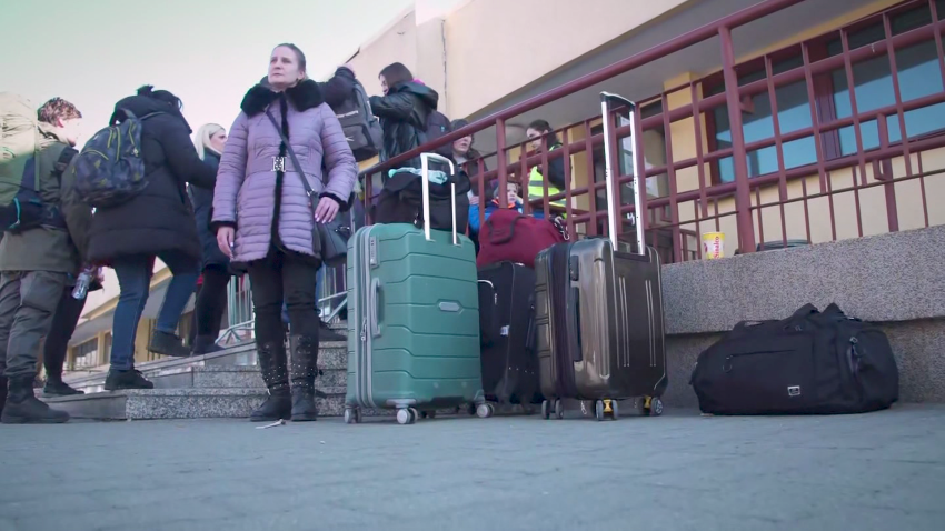 Ukrainian women leave Poland back to war lavandera_00002624.png