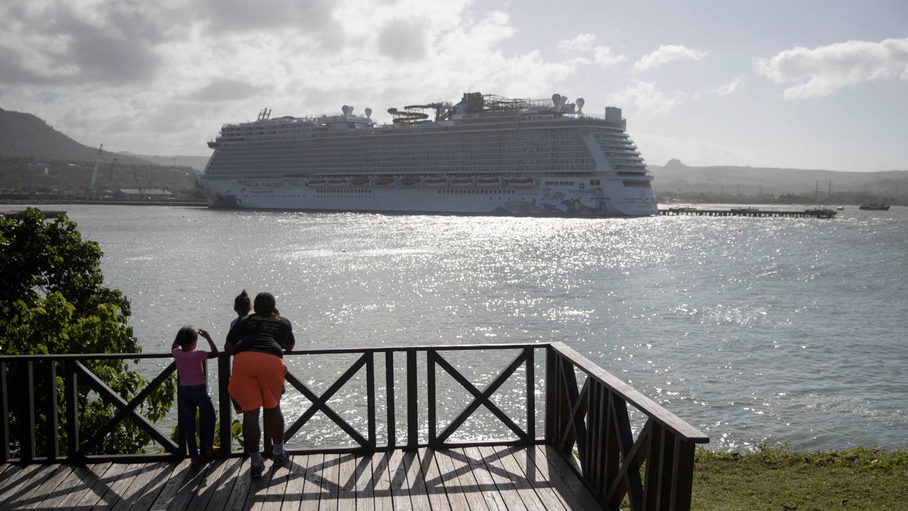 cruise ship runs aground in dominican republic