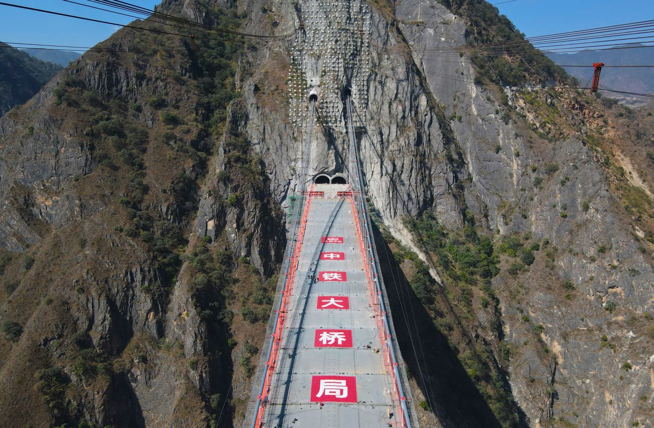 Lvzhijiang Bridge is a single-tower, single-span suspension bridge.